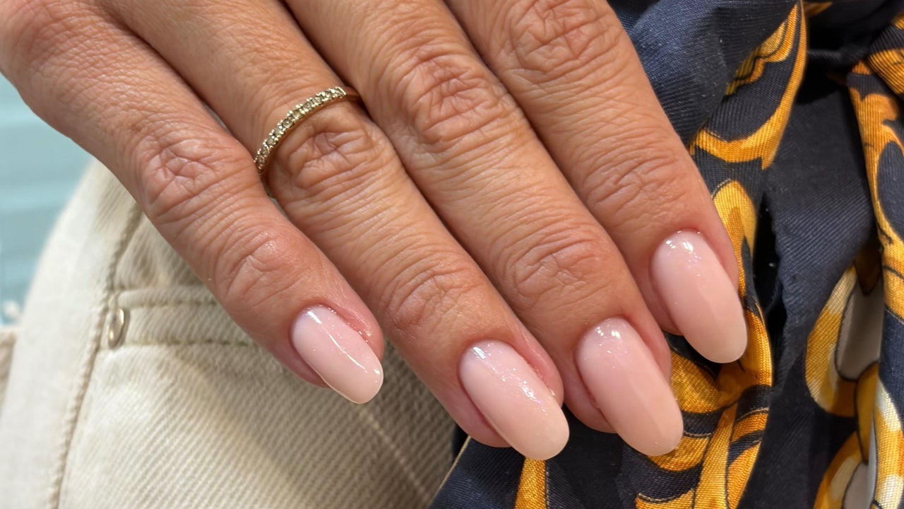 Zachtroze natuurlijke nagels met een gouden ring