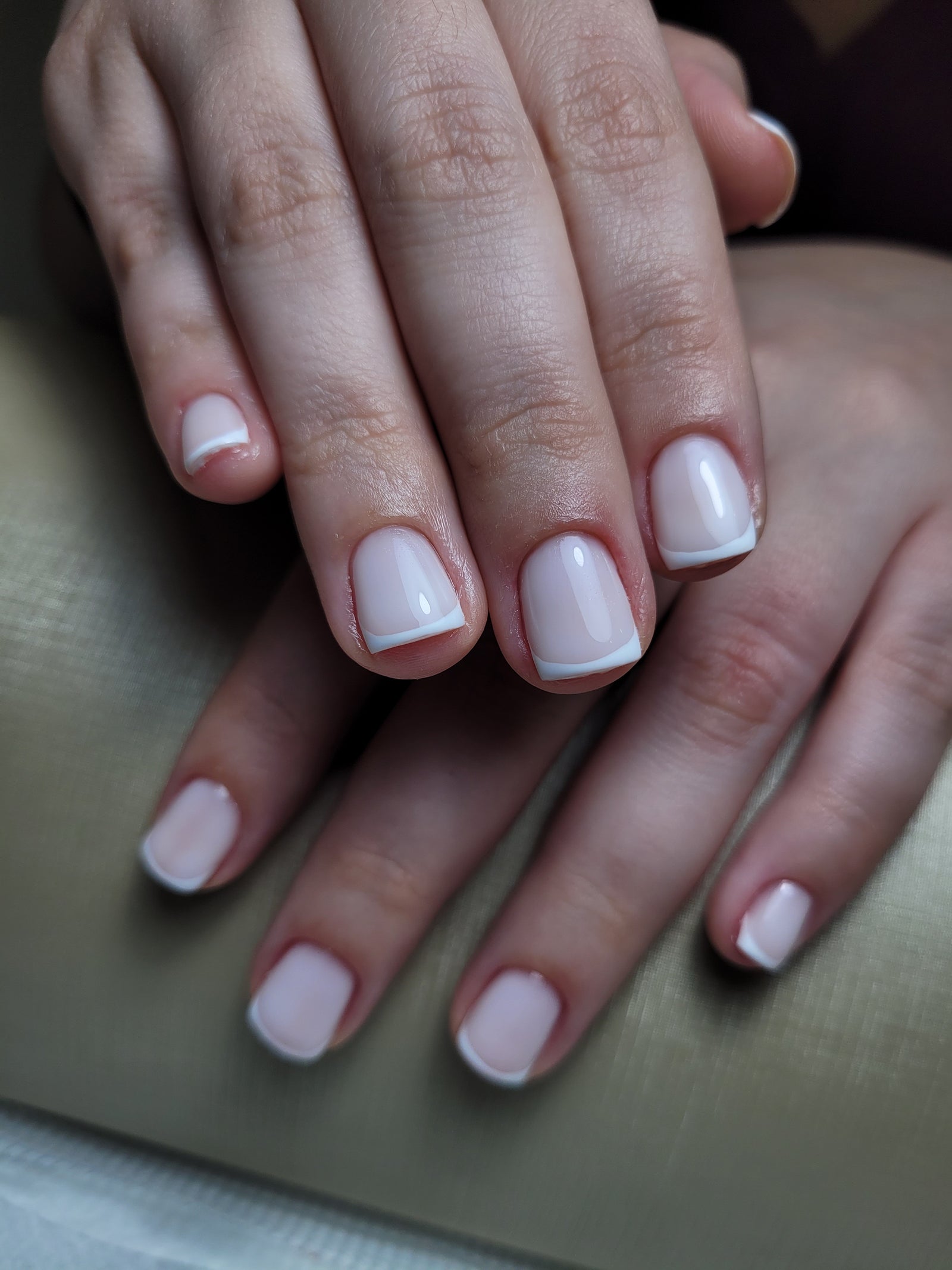 Korte melkwitte nagels met witte punt