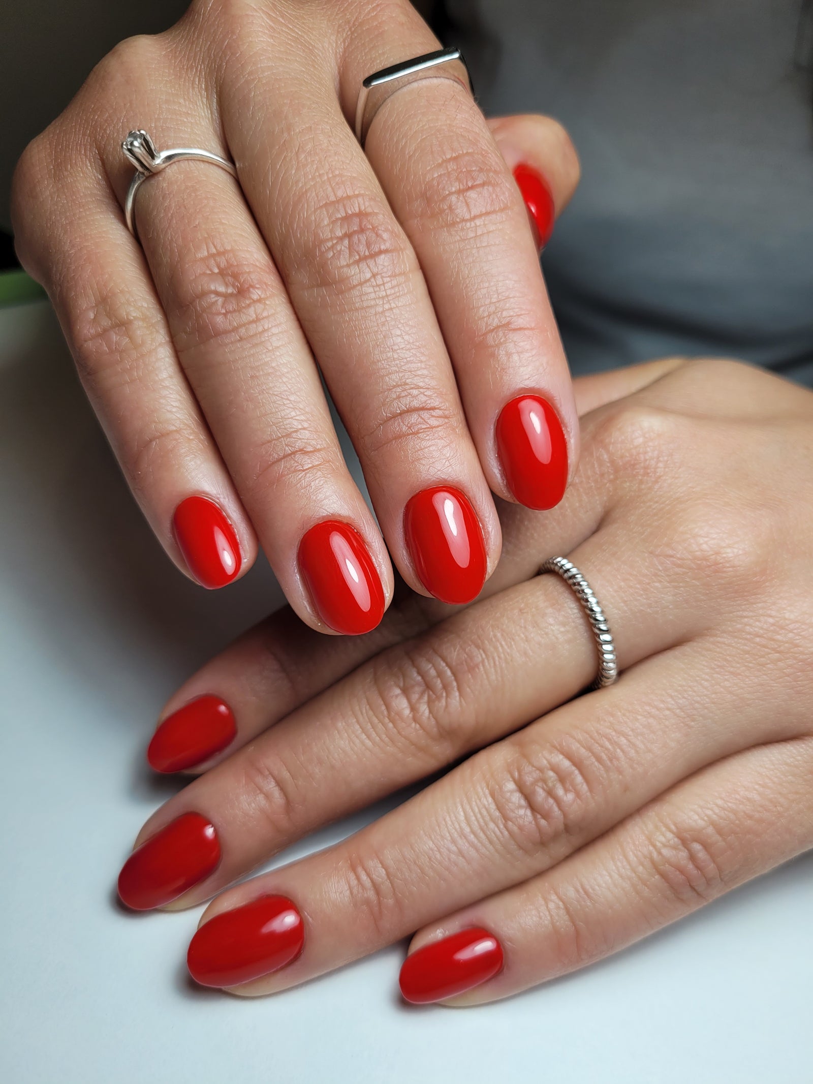 Rode nagels en zilveren ringen
