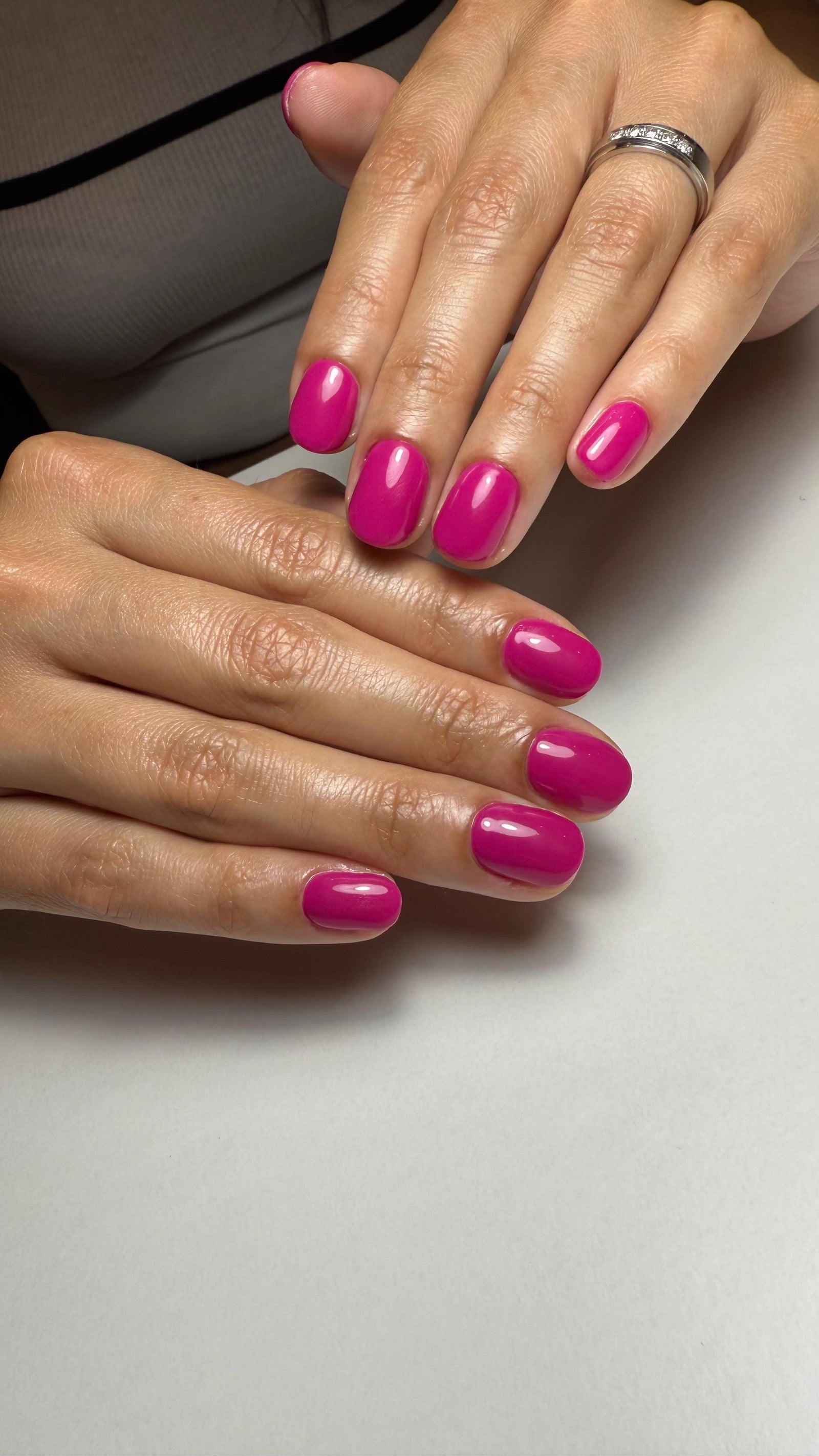 Fuchsiaroze manicure